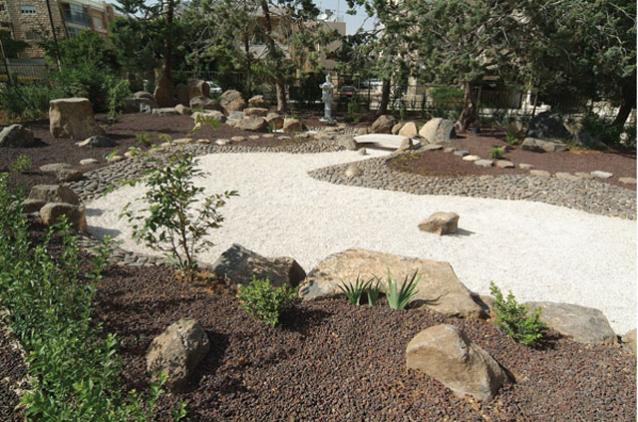 The japanese garden in the park, mostly composed of stone and grave, is faithful to the principlpes of water conserving landscaping