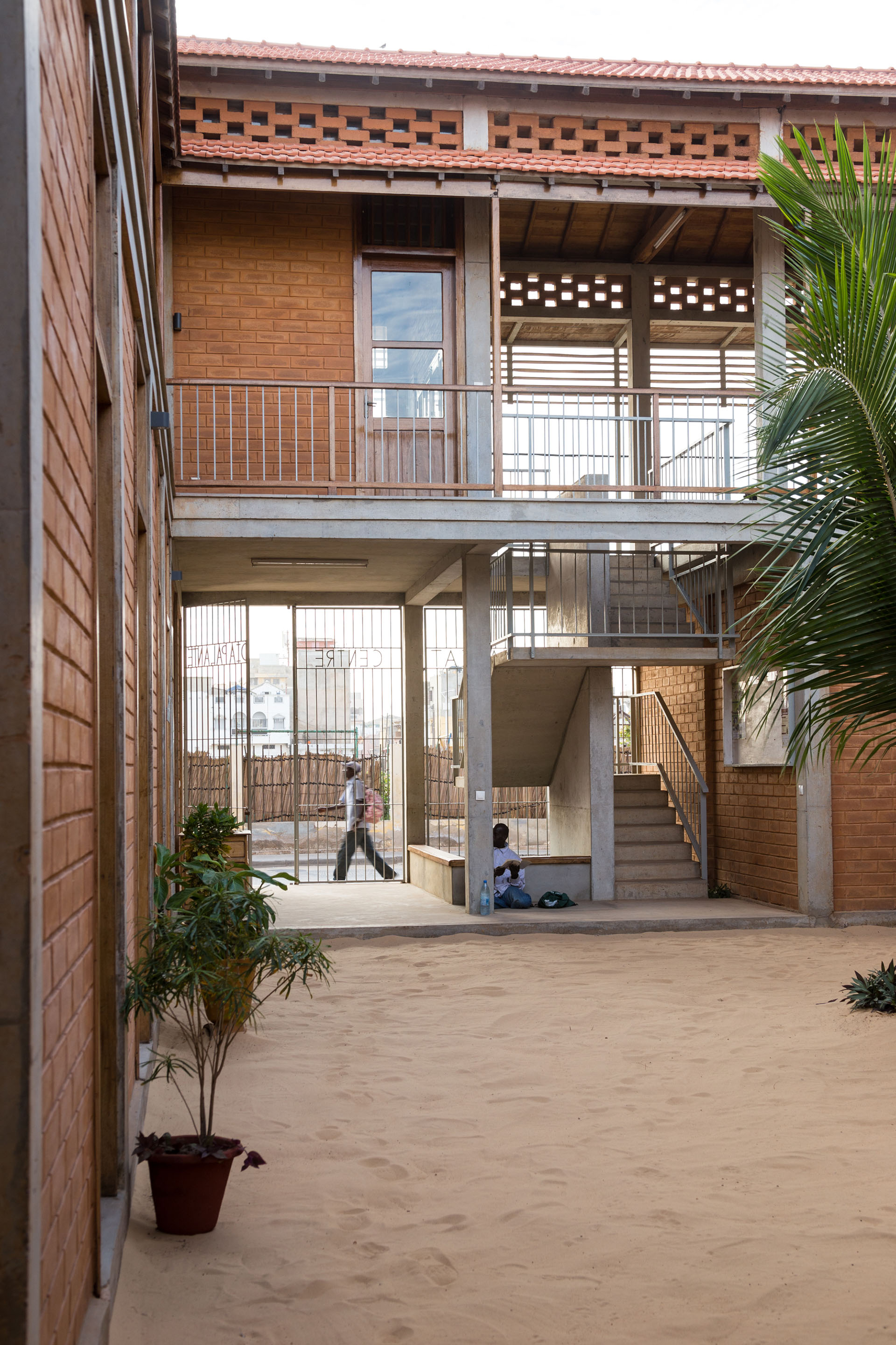 <p>View of the patio 4. Diapalanté - mutual aid and solidarity in Wolof - is a training centre and headquarters for an NGO active in the fields of health, education, heritage, and sustainable construction in Senegal.</p>