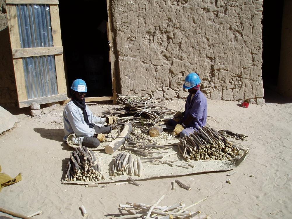 Craftsmen chopping the golettes, during works