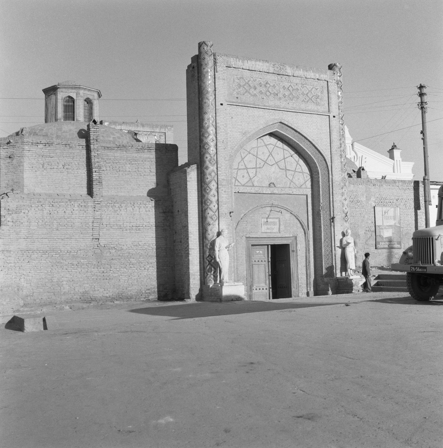 Amir Olimxon Madrasasi - Entrance.