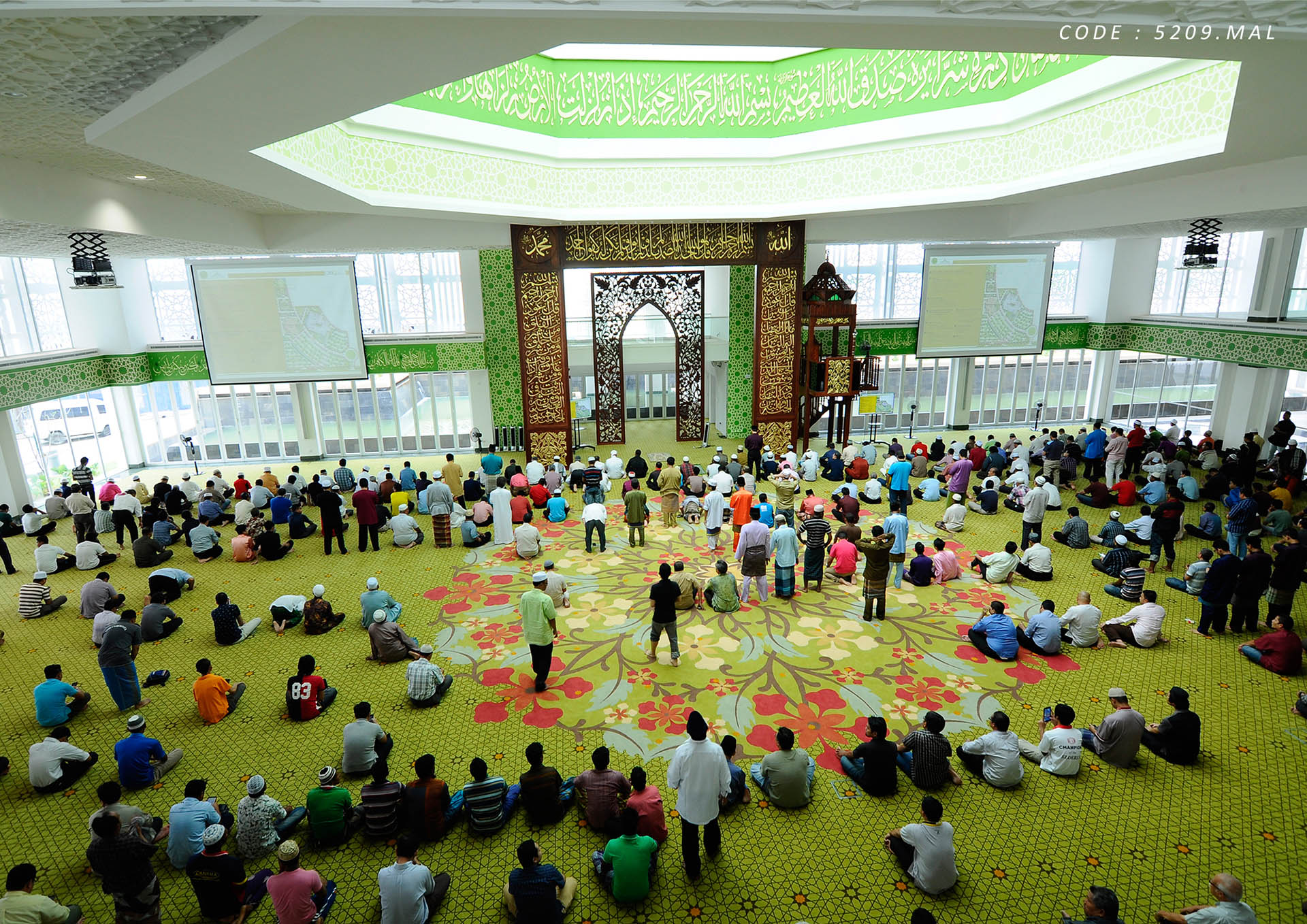 <p>View from above of the main prayers hall before the Friday prayers</p>