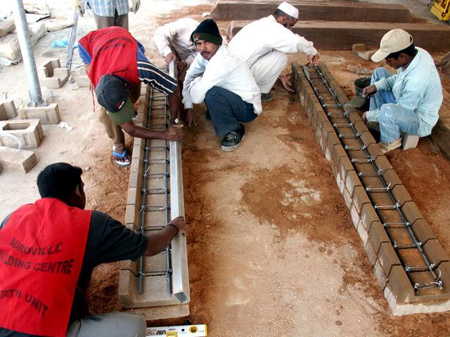 Al-Medy Mosque - Preparation of steel bars for a composite beam
