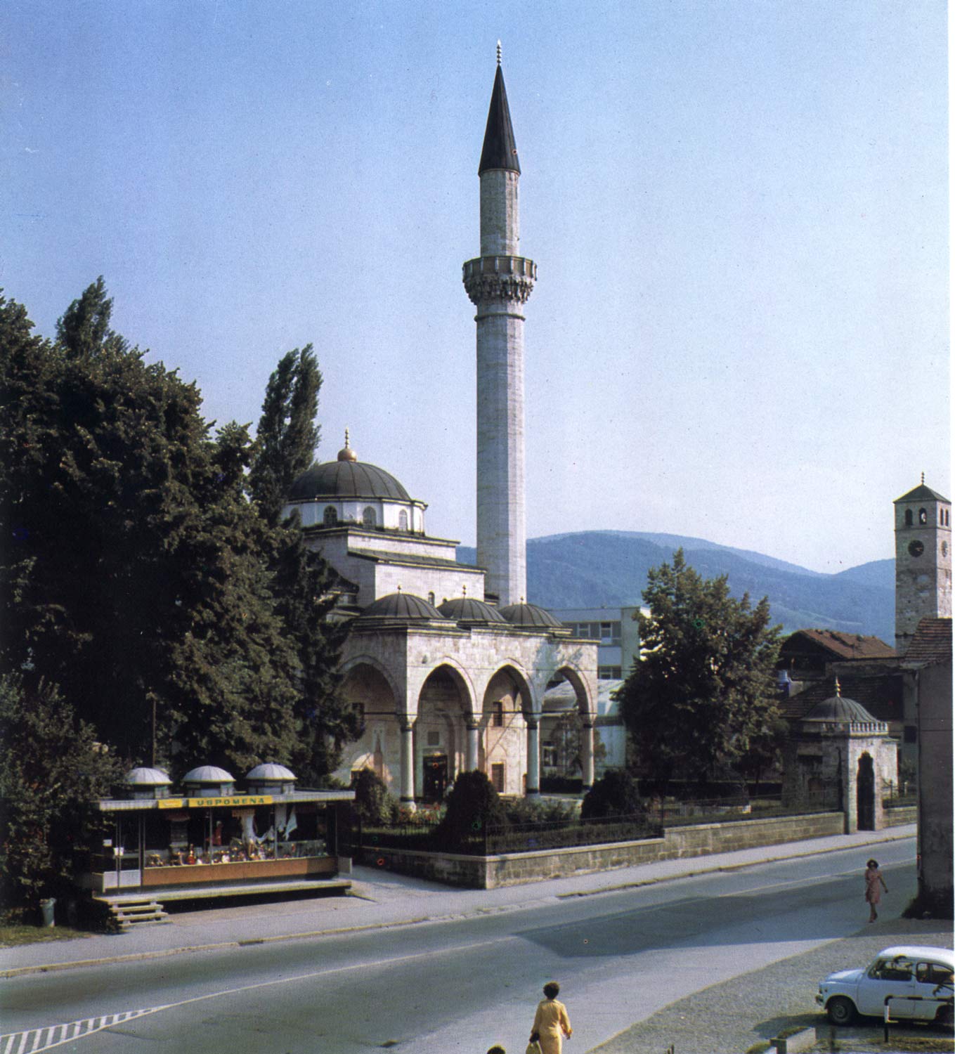 View from the north. At right is the entrance gate to the complex, the mausoleum (turbe) of Ferhad Pasha’s standard-bearer (bayraktar), and in the distance the clock tower (sahat kula) of Ferhad Pasha Sokolović.