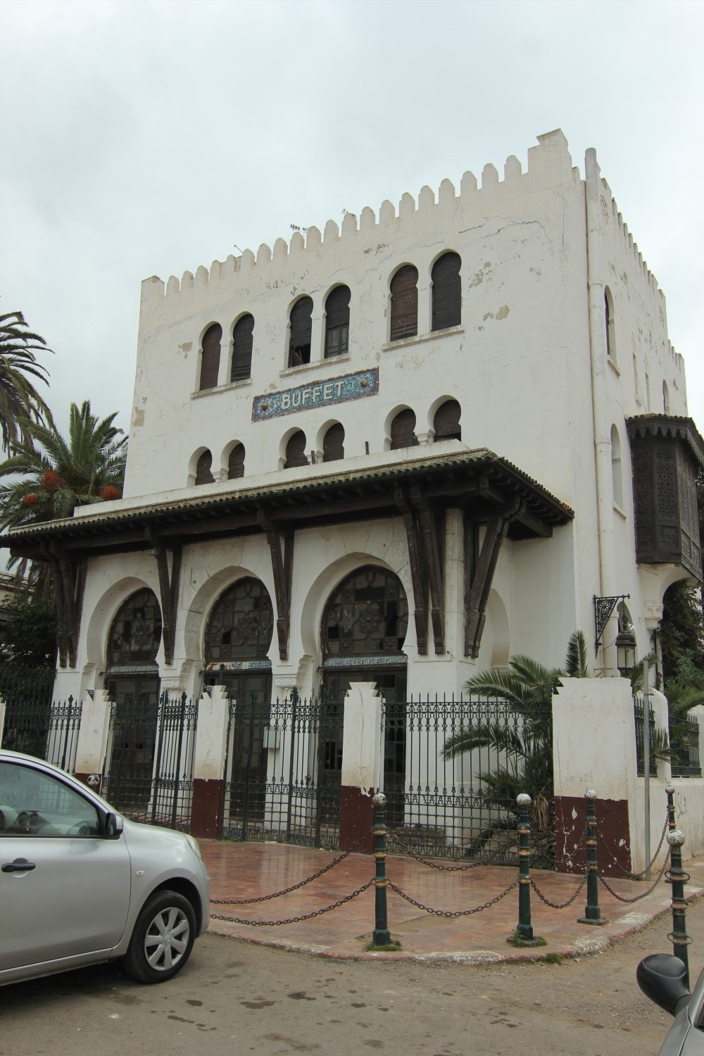 View of the former restaurant pavilion showing Algiers-style doors protected by wooden awnings