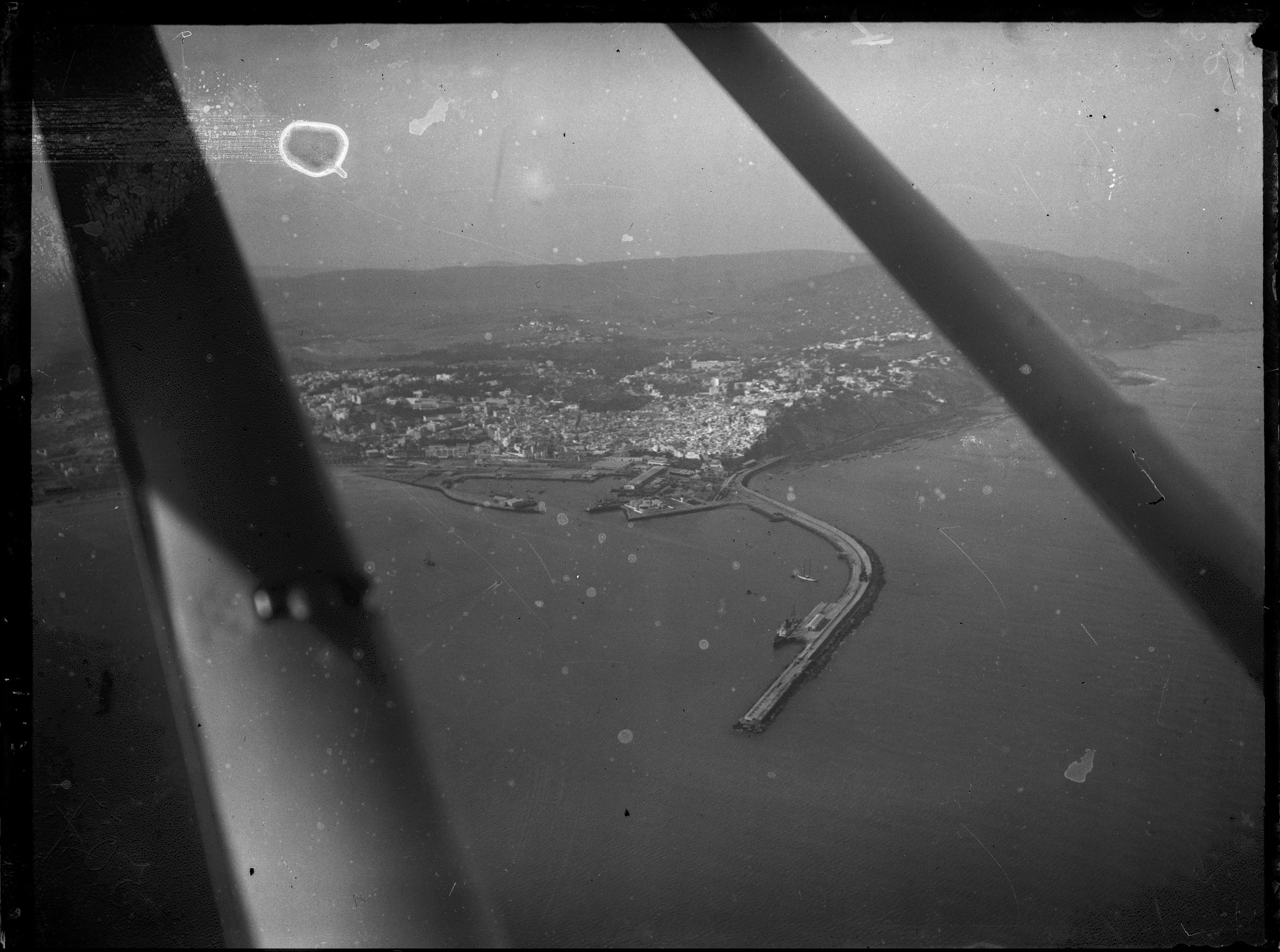 Aeroport Ibn Battouta de Tanger - <p>A view of the Tangier port from the wing of a plane.</p>