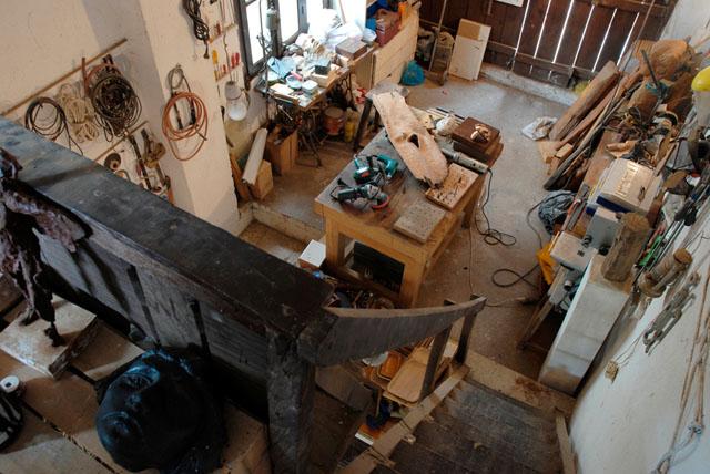 Shahlapour Villa: Looking down into the main workshop from mid-level up