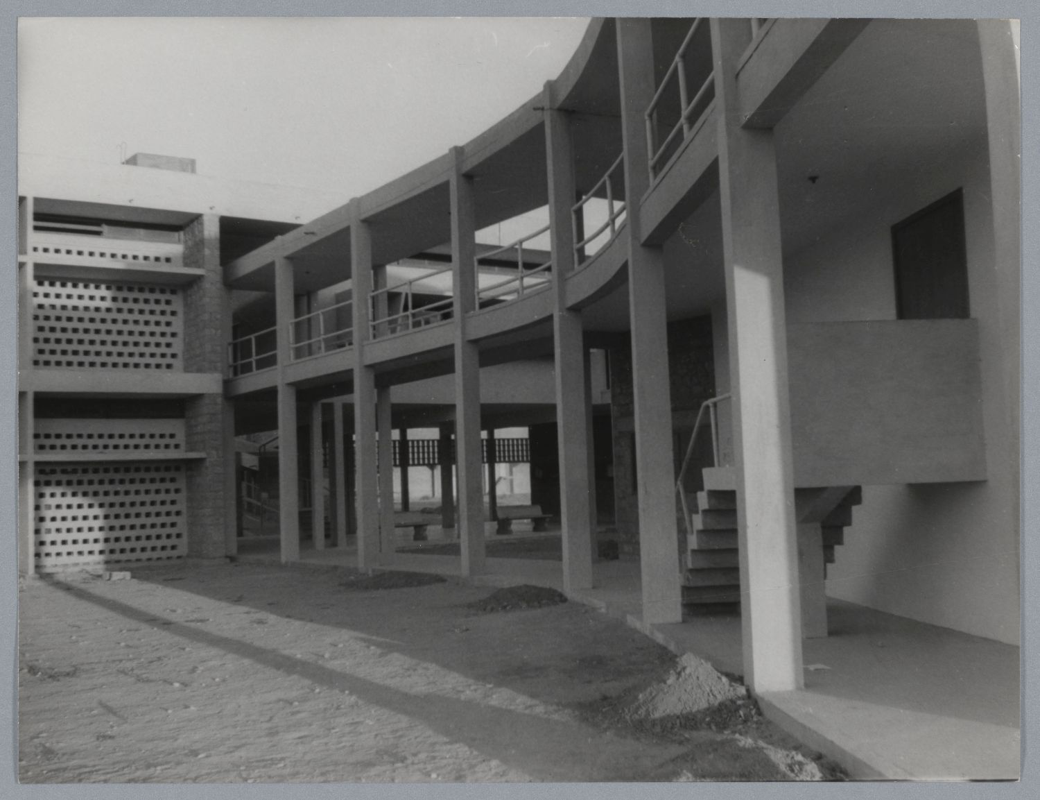 <p>Faculty of Sciences: view of covered walkway between buildings.</p>