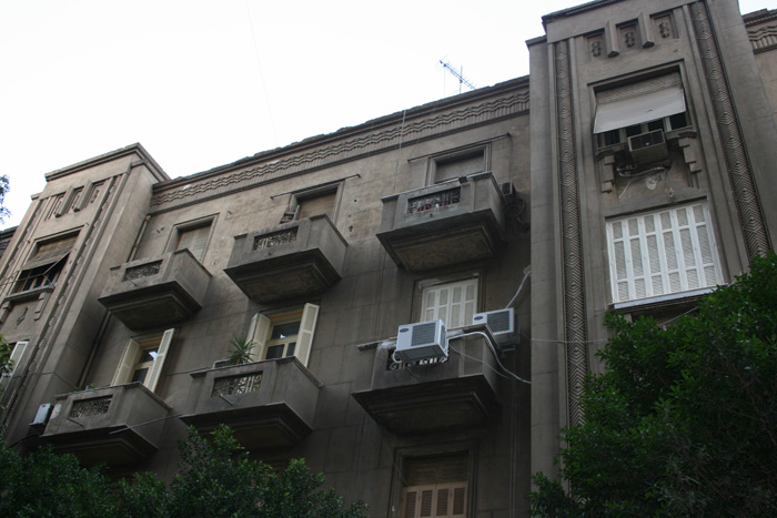 Main facade with two rectangular overhanging “avant-corps