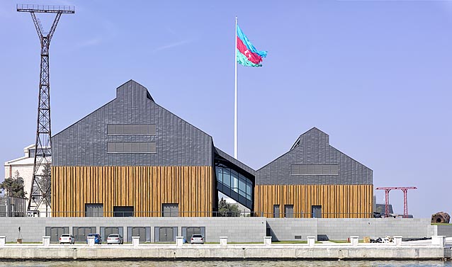 Rear facade showing the two main volumes connected through a hanging passage. The smaller structure serves as a jazz club while the larger one is an event hall. Combined, the two buildings make up 8’500 m²
