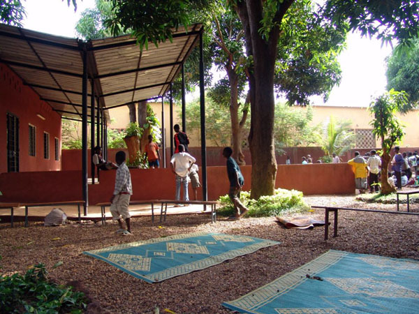 Neighbourhood Library - Children aggregation in the outside space of library