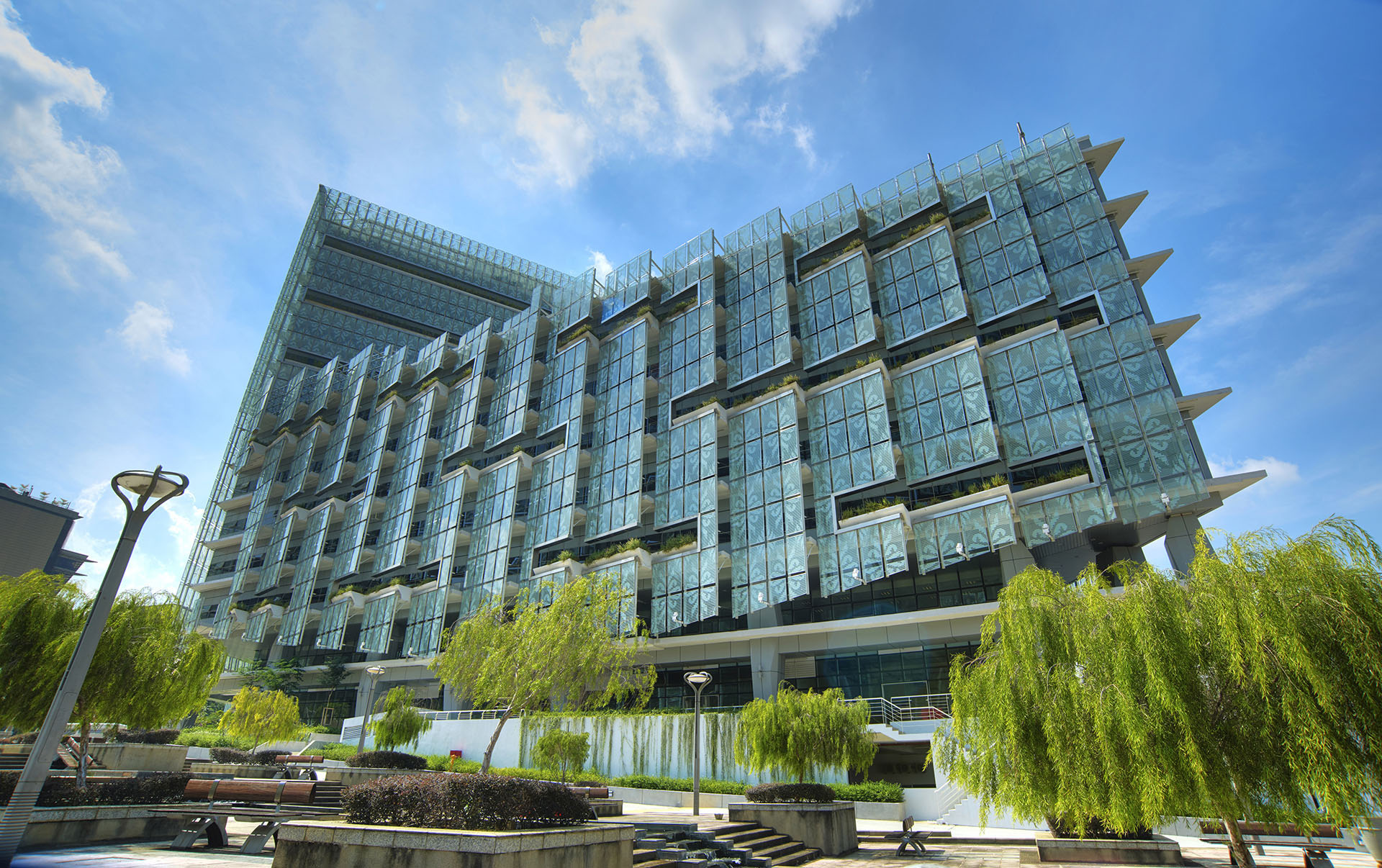 <p>The exteriors of the four double-skin 14- and 8-storey buildings are faceted to temper sunlight; the cavity between the two glass façades provides natural ventilation.&nbsp;</p>