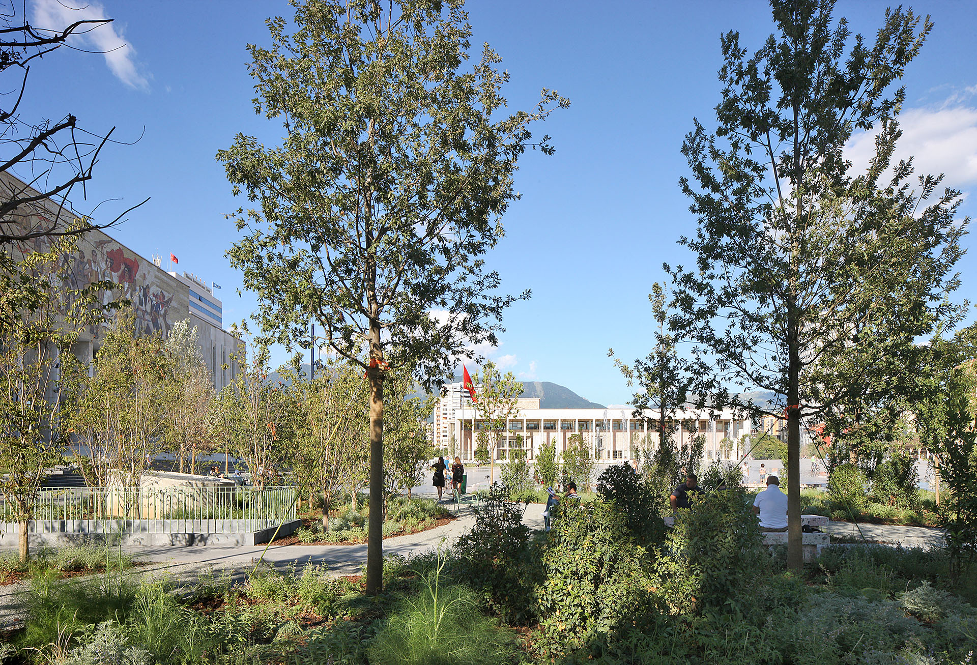 <p>&nbsp;The gardens were designed for public and semi-public functions that spread into and animate the central square; water elements and fountains contribute additional animation to the lively urban plaza.</p>