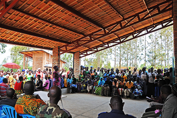 <p>View of the stimulation room block's porch during a community meeting</p>