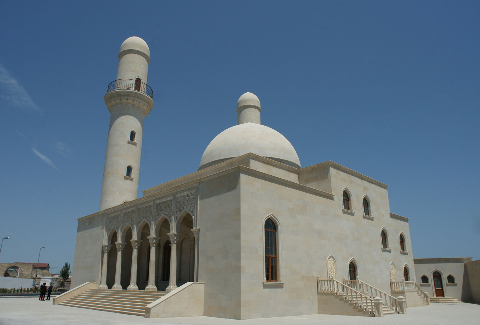<p>The mosque has two entrances: one central for men, and the other, lateral, for women.</p>