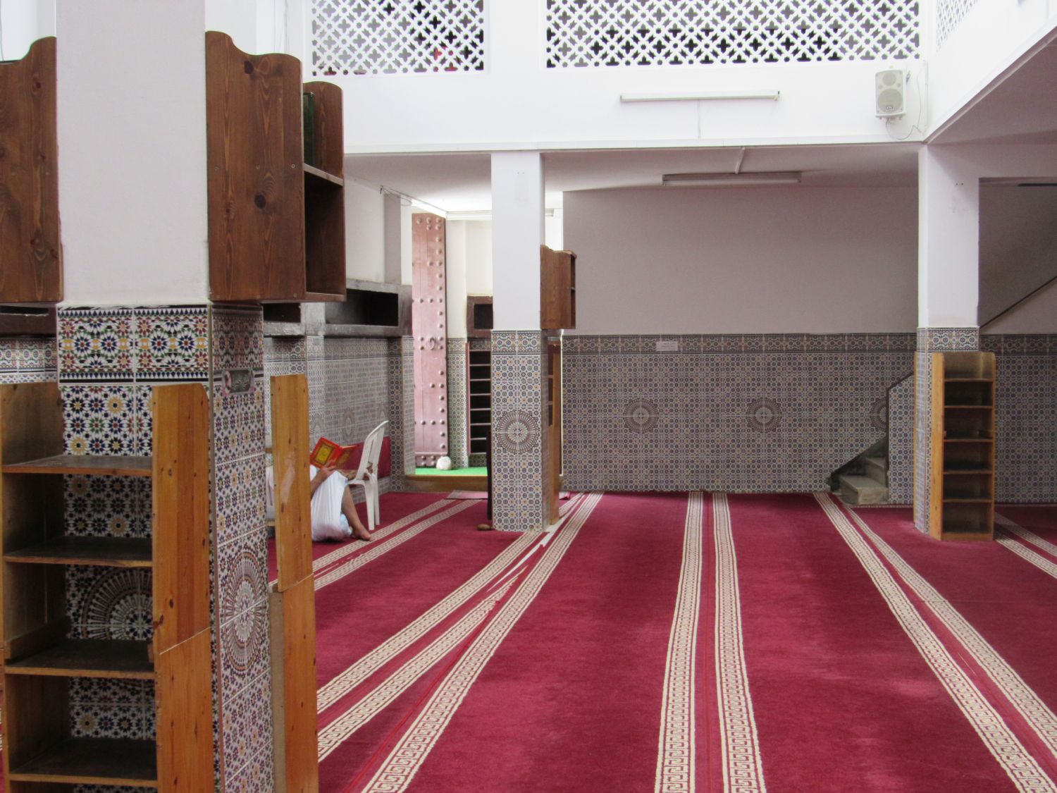 Mosquée El Mellah - Interior view, carvings in the prayer hall wall.