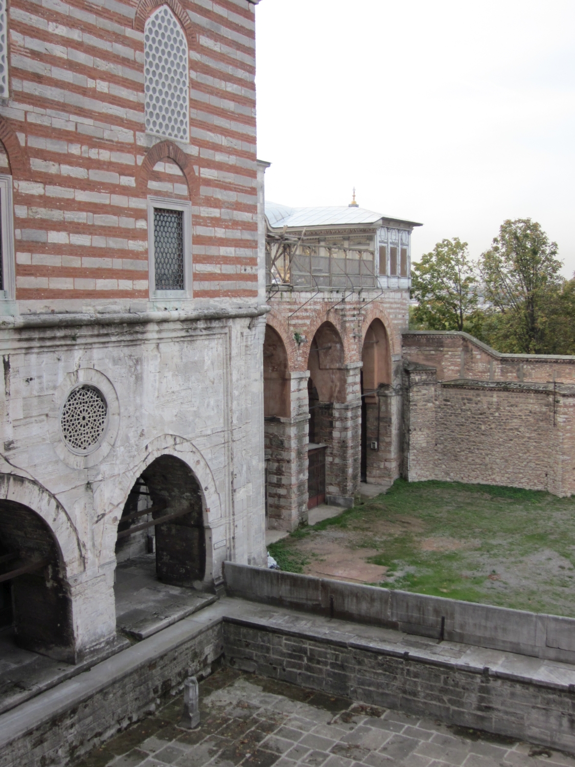 Chamber of Murat III and Library of Ahmet I, seen from the Courtyard of the Favorites