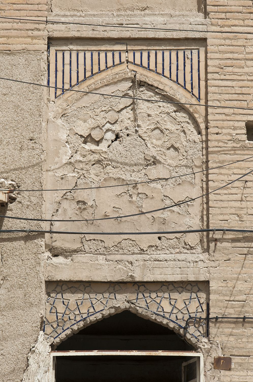 Saray-i Shah, remnants of wall decoration on courtyard facade.