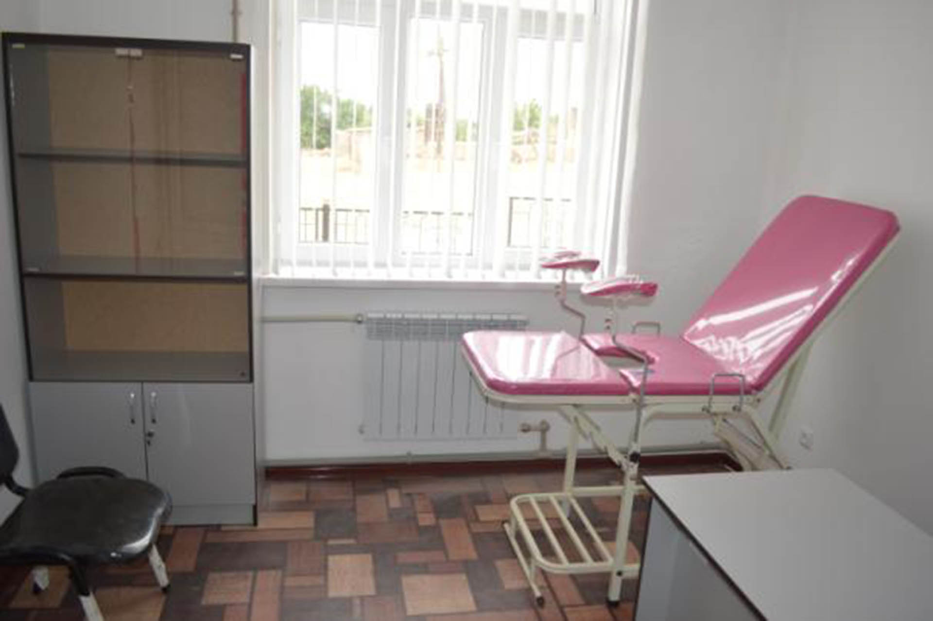 <p> Doctor's office: gynecologist's room</p>