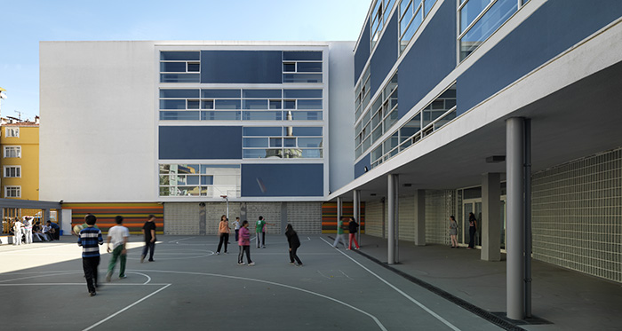 Courtyard view and the school entrance 