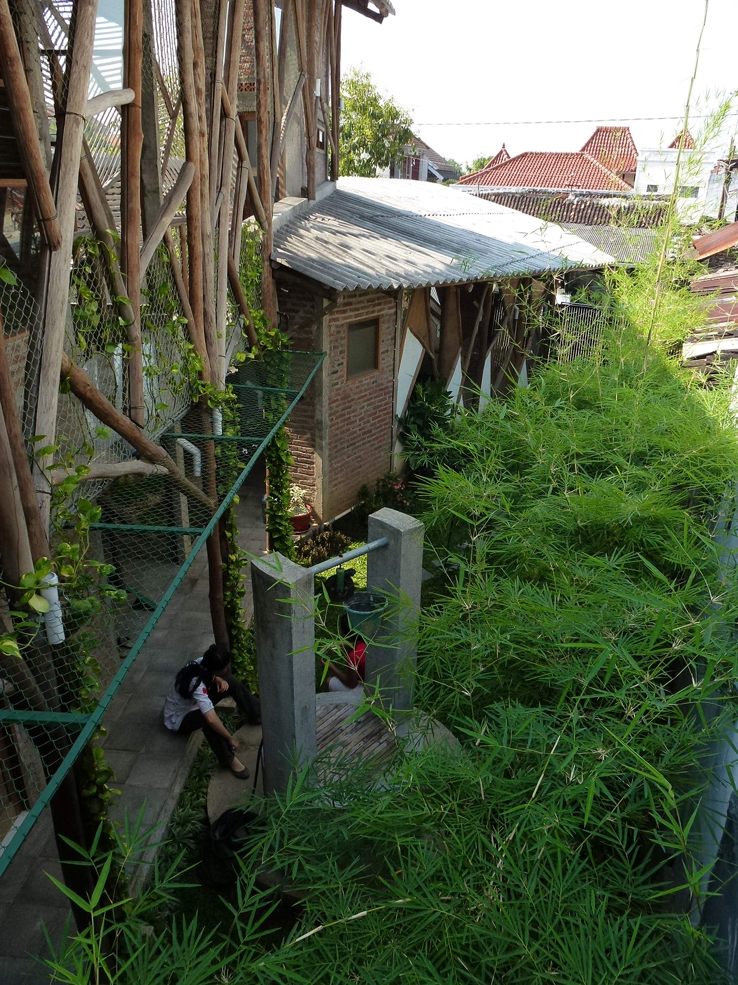 The bamboo garden besides the house keeps the ground water and prevents the well from drying up. All the spaces in this house interacts directly with the side