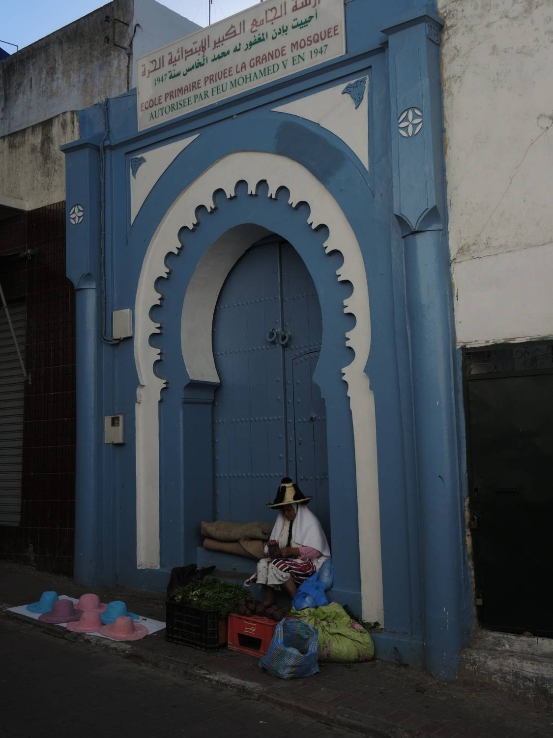General view of the portal, with a Riffi woman sitting in front selling merchandise