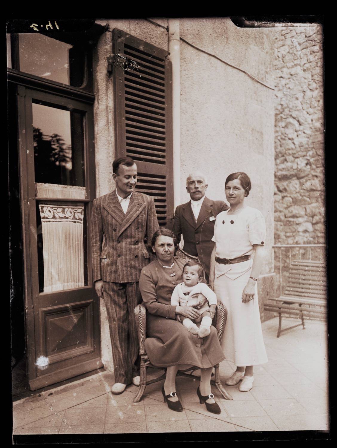 <p>Family portrait of Paul Servant in front of the house, location unknown.</p>