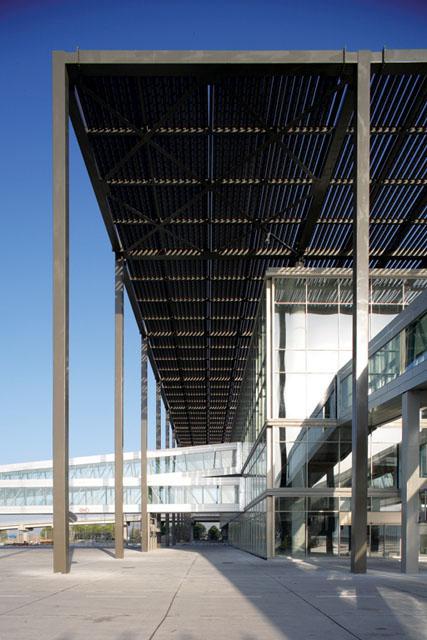 The steel cover was designed to allow detaching from the main building both on the horizontal and vertical planes, to create its own microclimate through the gap between the two roofs and through sunbreakers