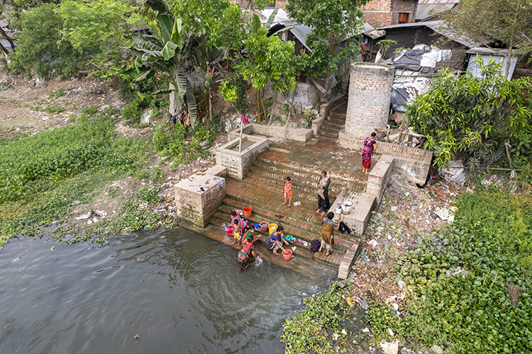 <p>Smaller ghats are built to accomodate the daily needs of the local communities who bathe, wash their clothes and fish in the Nabaganga river.&nbsp;</p>