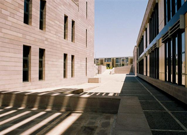 Promenade between the library and IT buildings