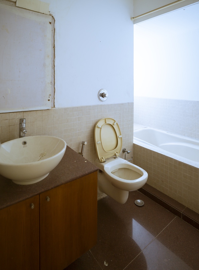 <p>Interior view of the bathroom of one of the vacant apartments</p>