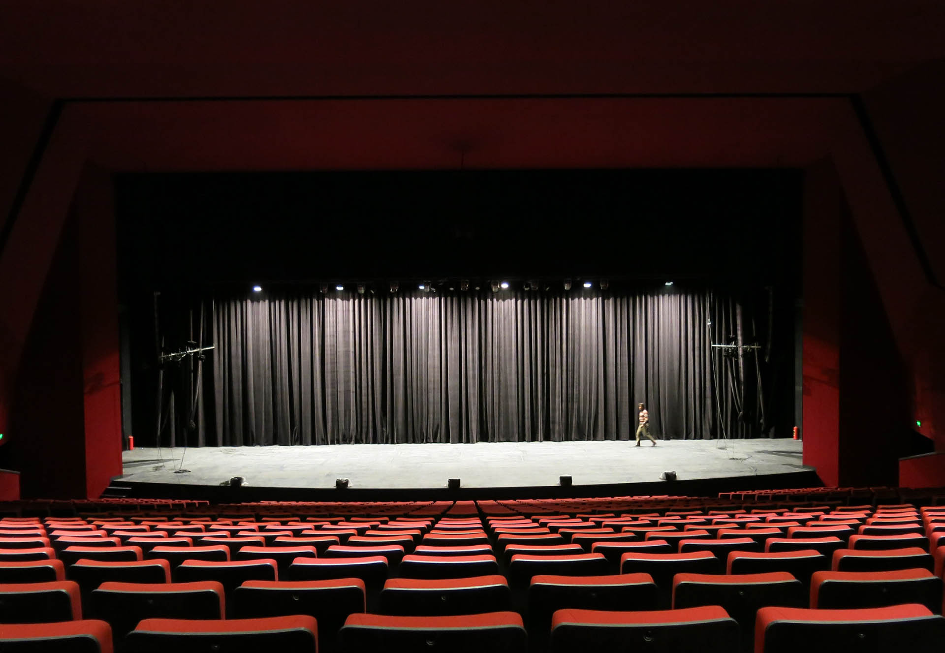 <p>The industrial sheds accommodate a 1,000-seat main theatre; four smaller "black box" theatres for experimental performances; a cinema and children’s puppet theatre, each seating 150; two practice rooms; a vast lobby space for conferences and festivals; a theatre-focused library; and restaurant and service areas.</p>