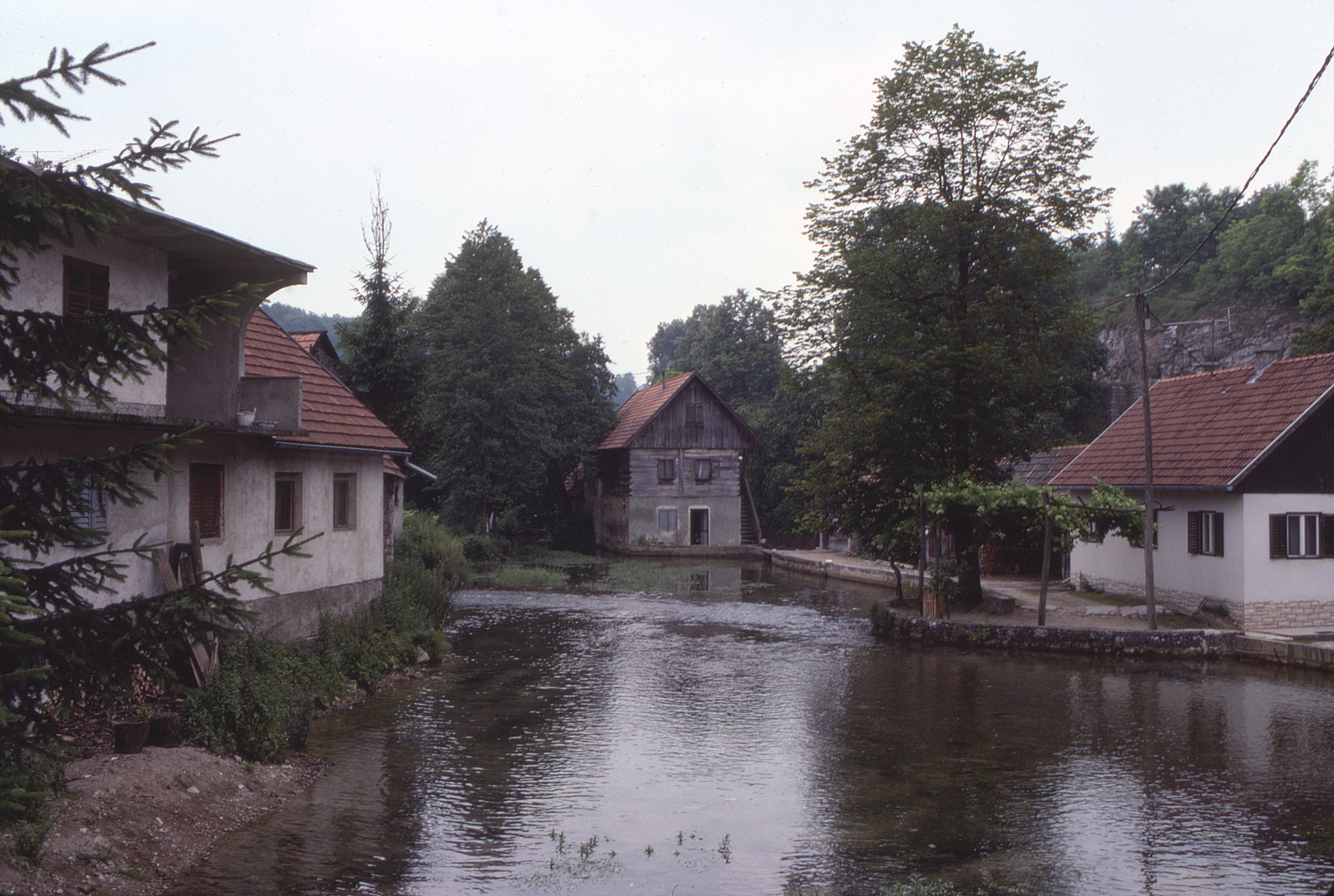<p>The settlement consists of mills and dwellings built on small islands between the watercourses. Small millponds result from the dams that power the watermills. The buildings are constructed of a combination of masonry and wood with clay-tiled roofs, many modernized over time.</p>