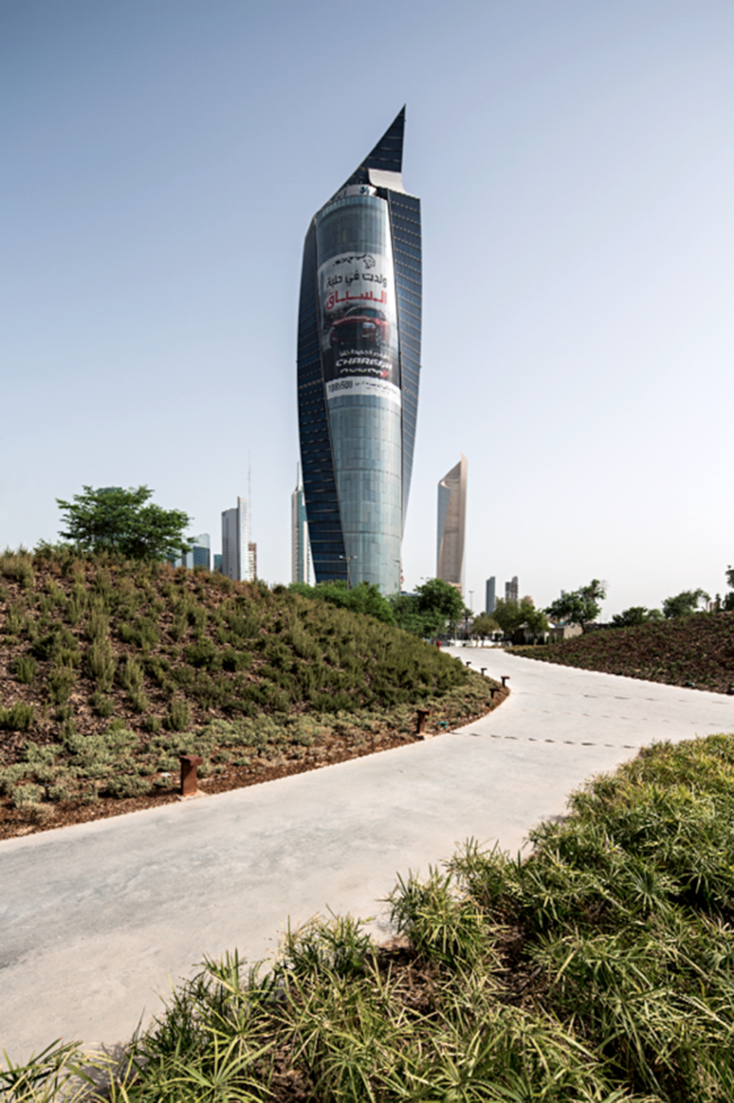 Al Shaheed Park - View throughout the access road 