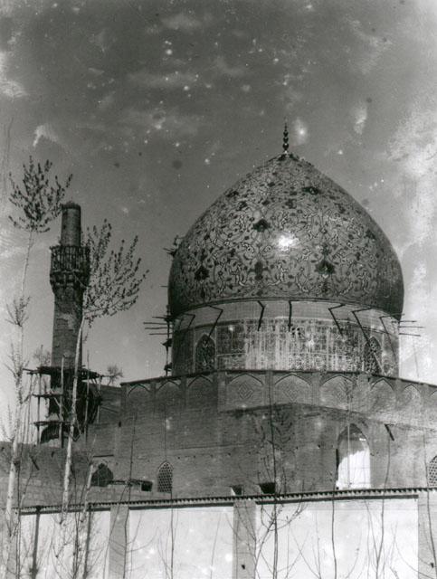 Exterior view showing dome and minaret from Chahar Bagh Avenue
