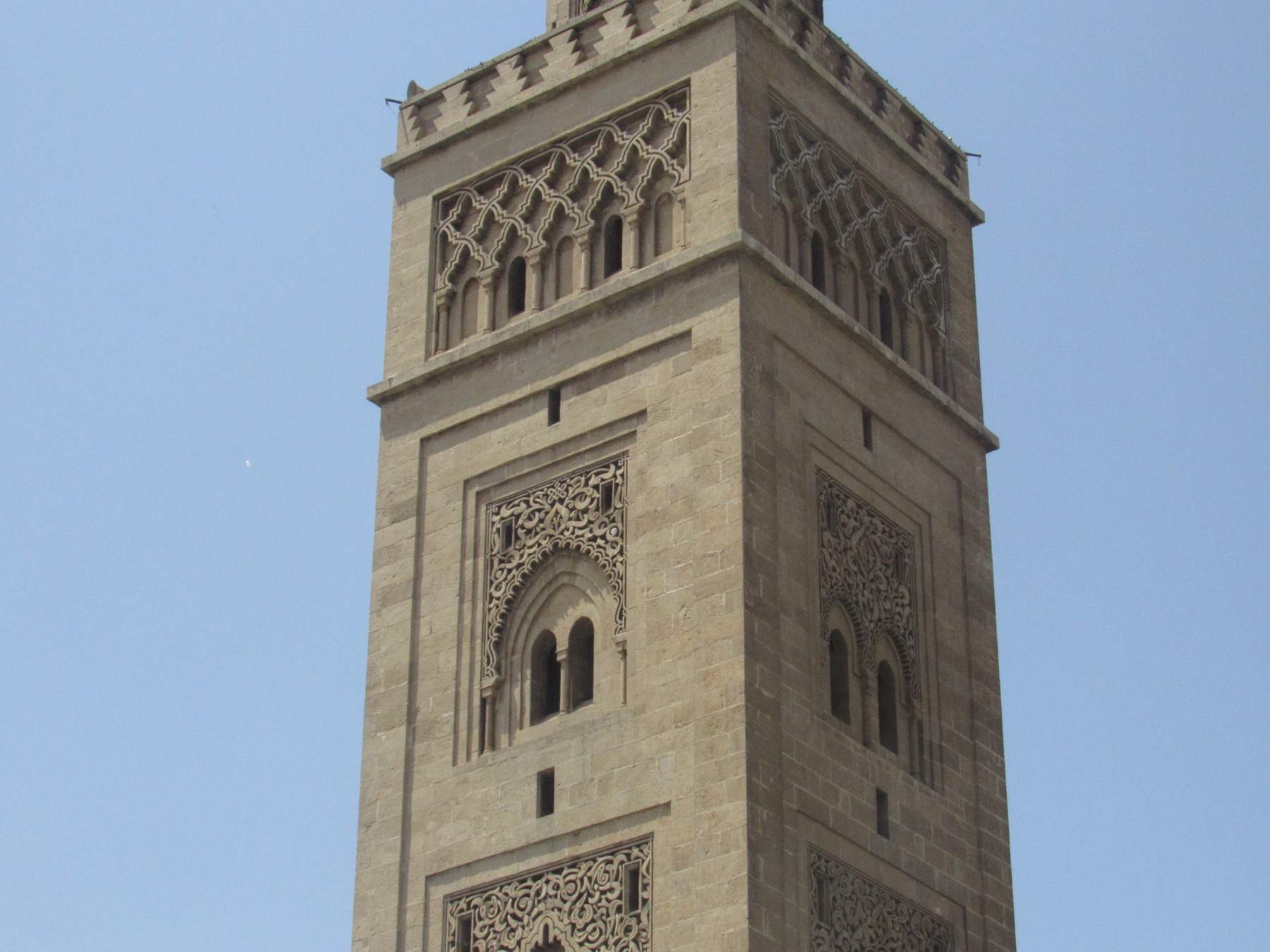 Mosquée Mohammadi - View of the minaret from the courtyard