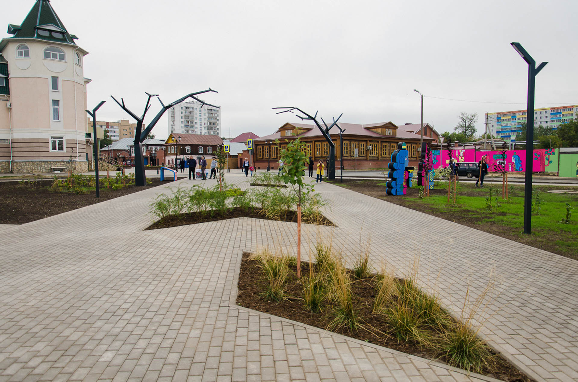 <p>The most prominent landmark in the area is the Tawba Mosque, and the design concept for the embankment landscaping includes connections to the Tukay Public Garden in front of the mosque, creating a continuous public recreational area.&nbsp;</p>