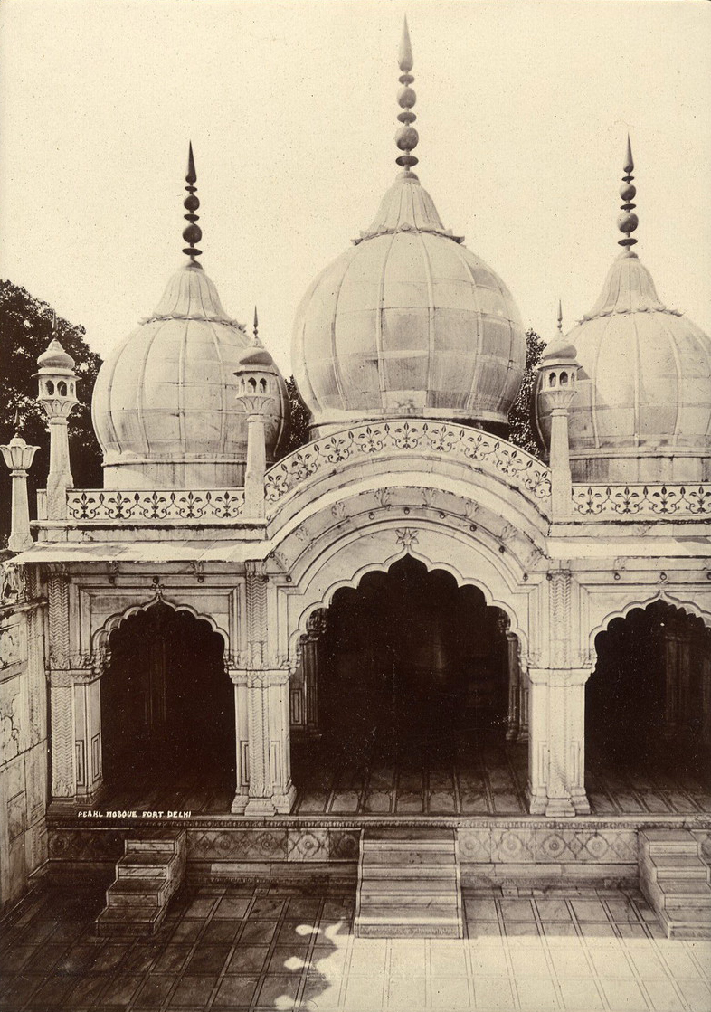19th century image of courtyard of the mosque