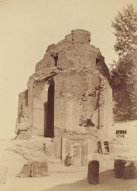 Masjid-i Bibi Khanum - Exterior view of a lateral domed chamber in ruins