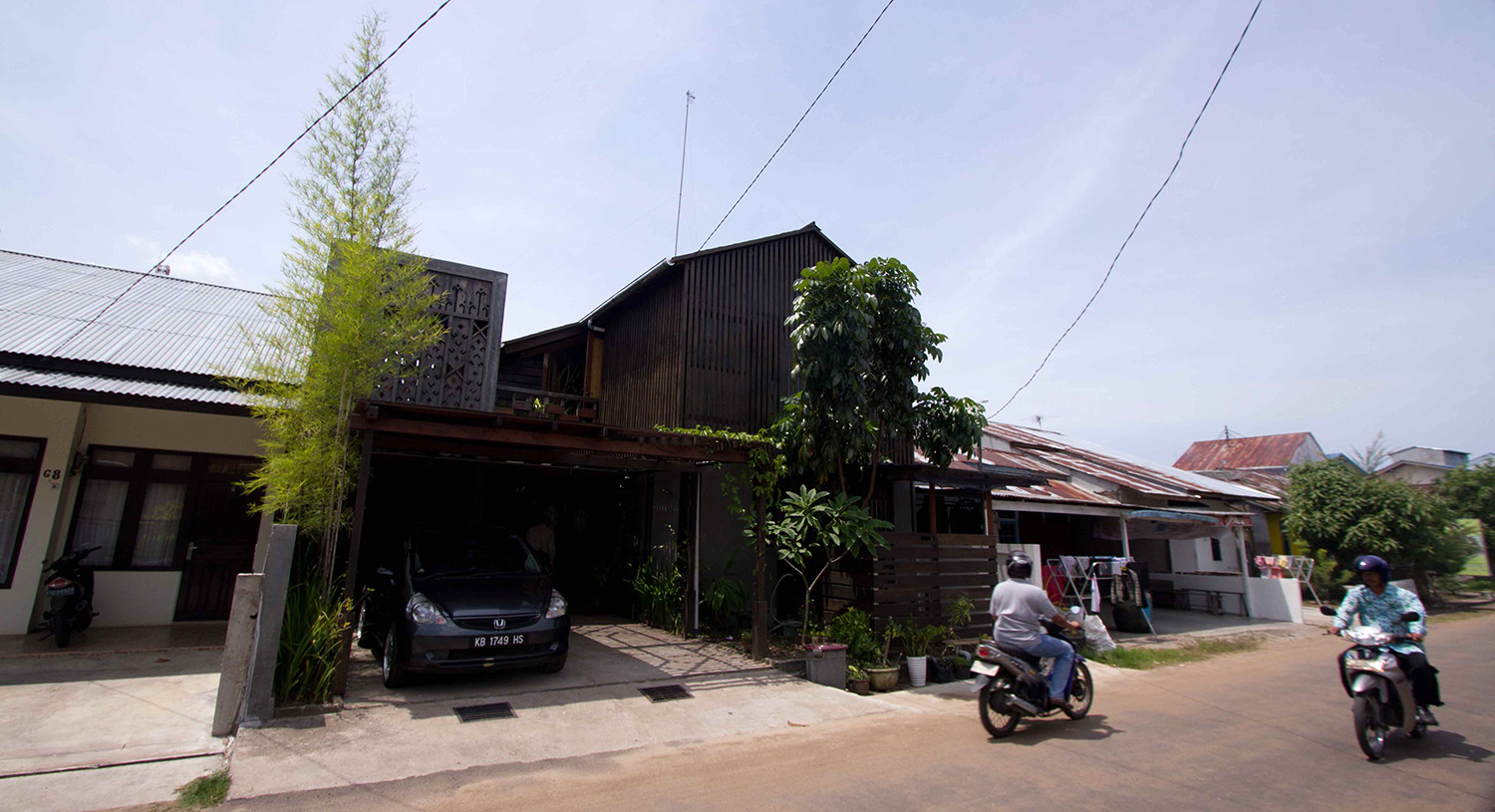 The residential neighborhood has abandoned timber architecture while Panjang House used second-handed ironwood for its structure and facade