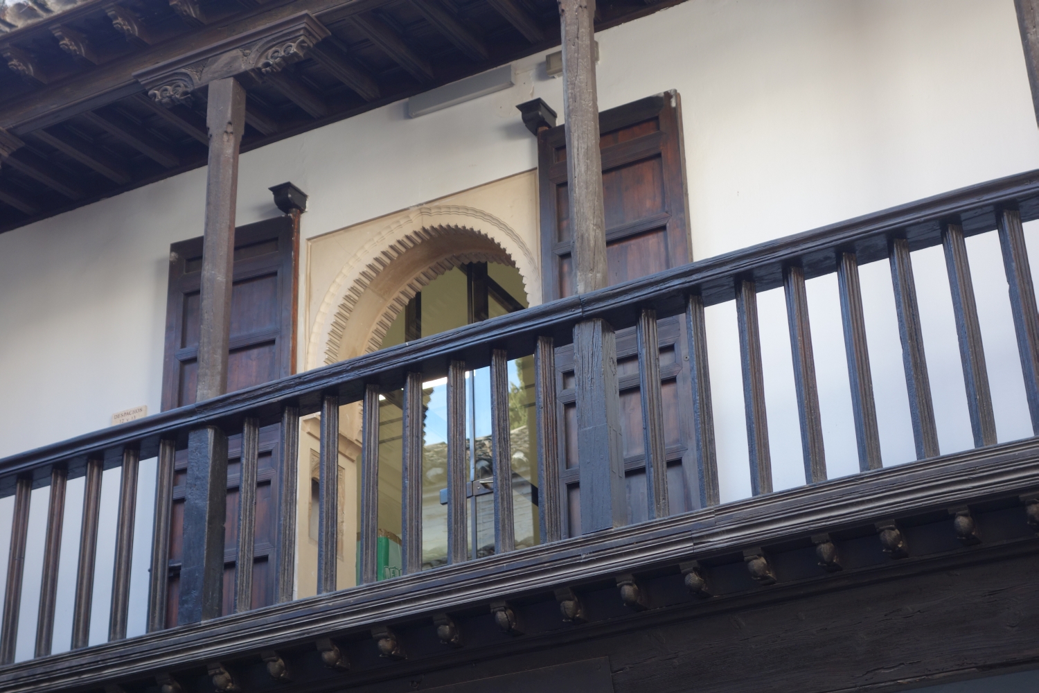 Casa de Lorenzo el Chapiz, detail of window on upper level gallery in courtyard