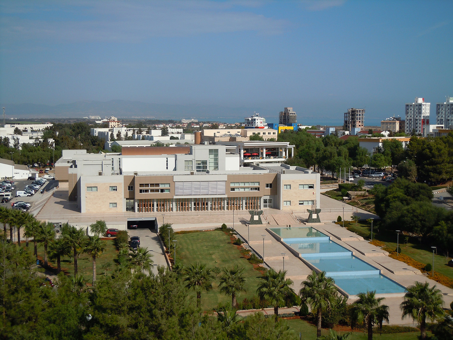 Administrative core with neighbouring campus buildings