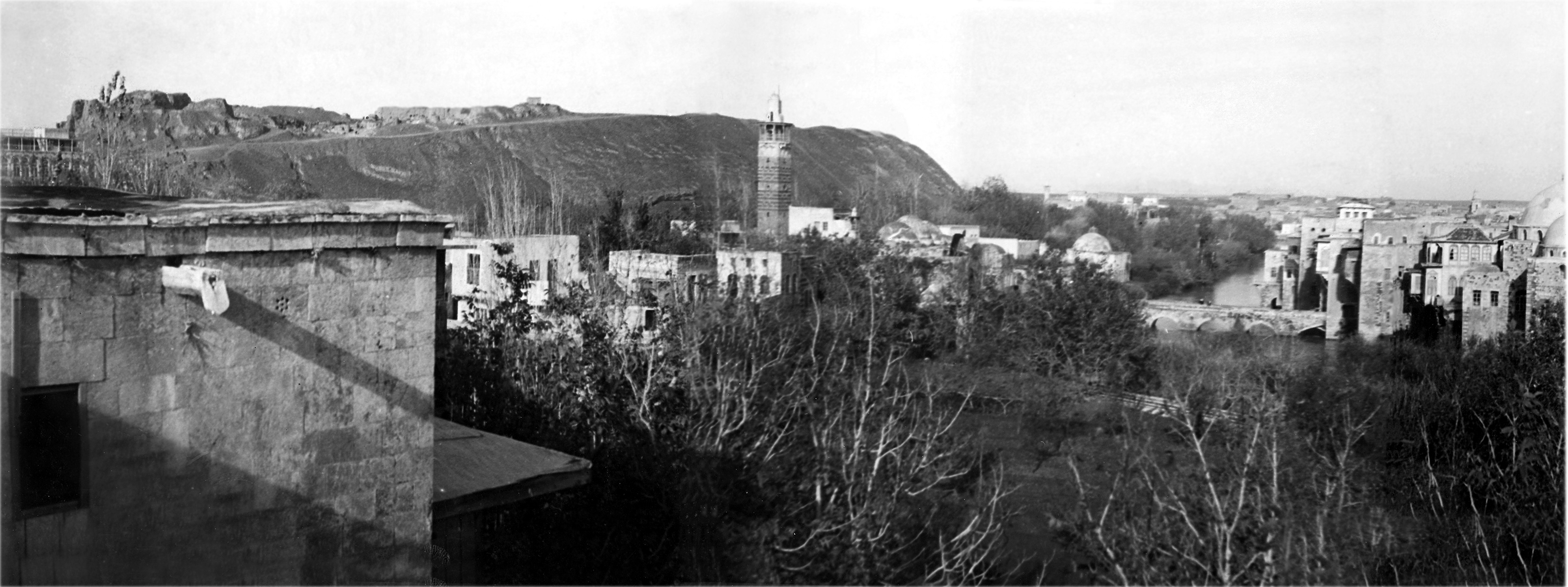  Hama - <p><strong>Panorama Featuring Hama Citadel and Al-Kilaniyya Quarter</strong></p><p>An image extracted from the previous panorama highlights the Citadel, the minaret of An-Nuri Mosque, Al-Sultan Bathhouse, Al-Kilaniyya bridge, and the Al-Kilaniyya quarter.</p>