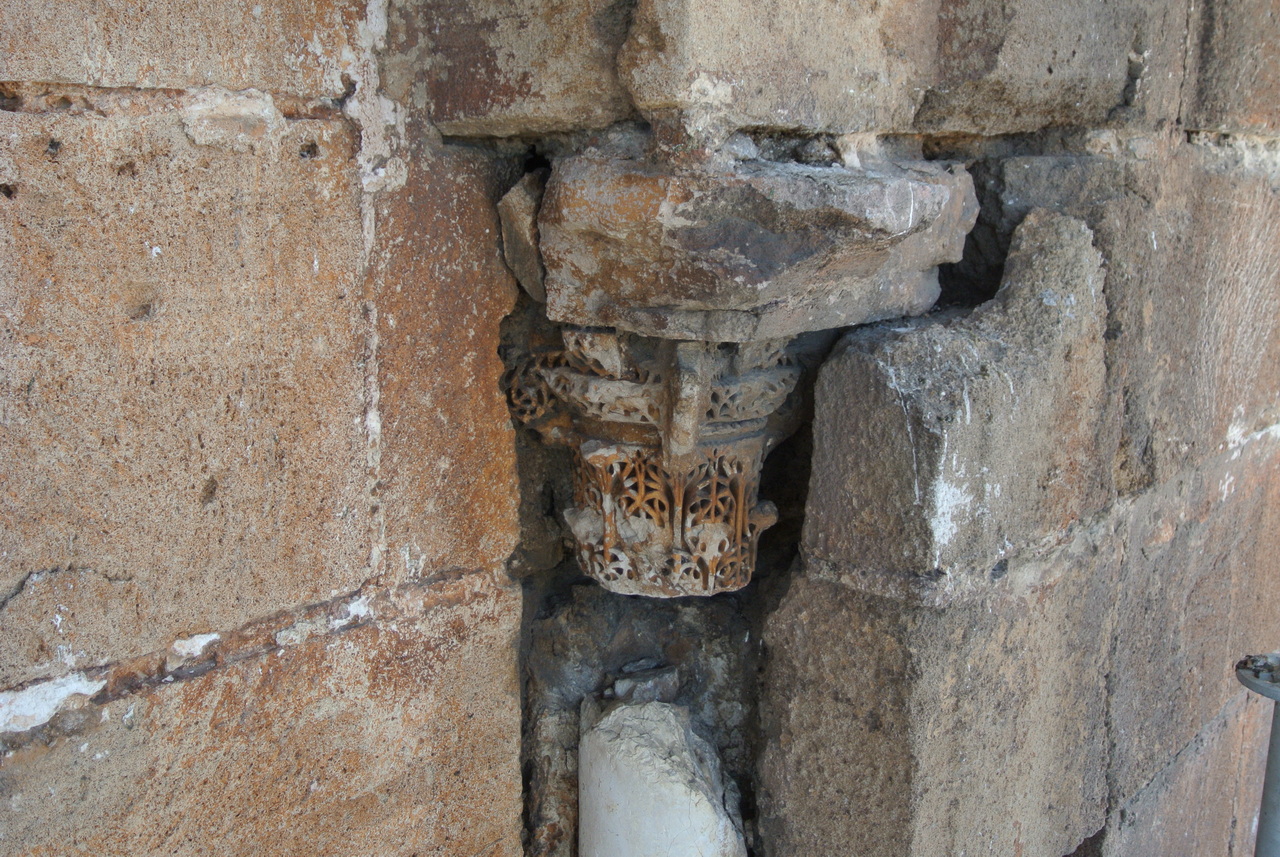 <p>Column and capital before intervention. The restoration project sought to remedy and slow the decay while respecting the monument’s integrity through a minimum-intervention approach.</p>