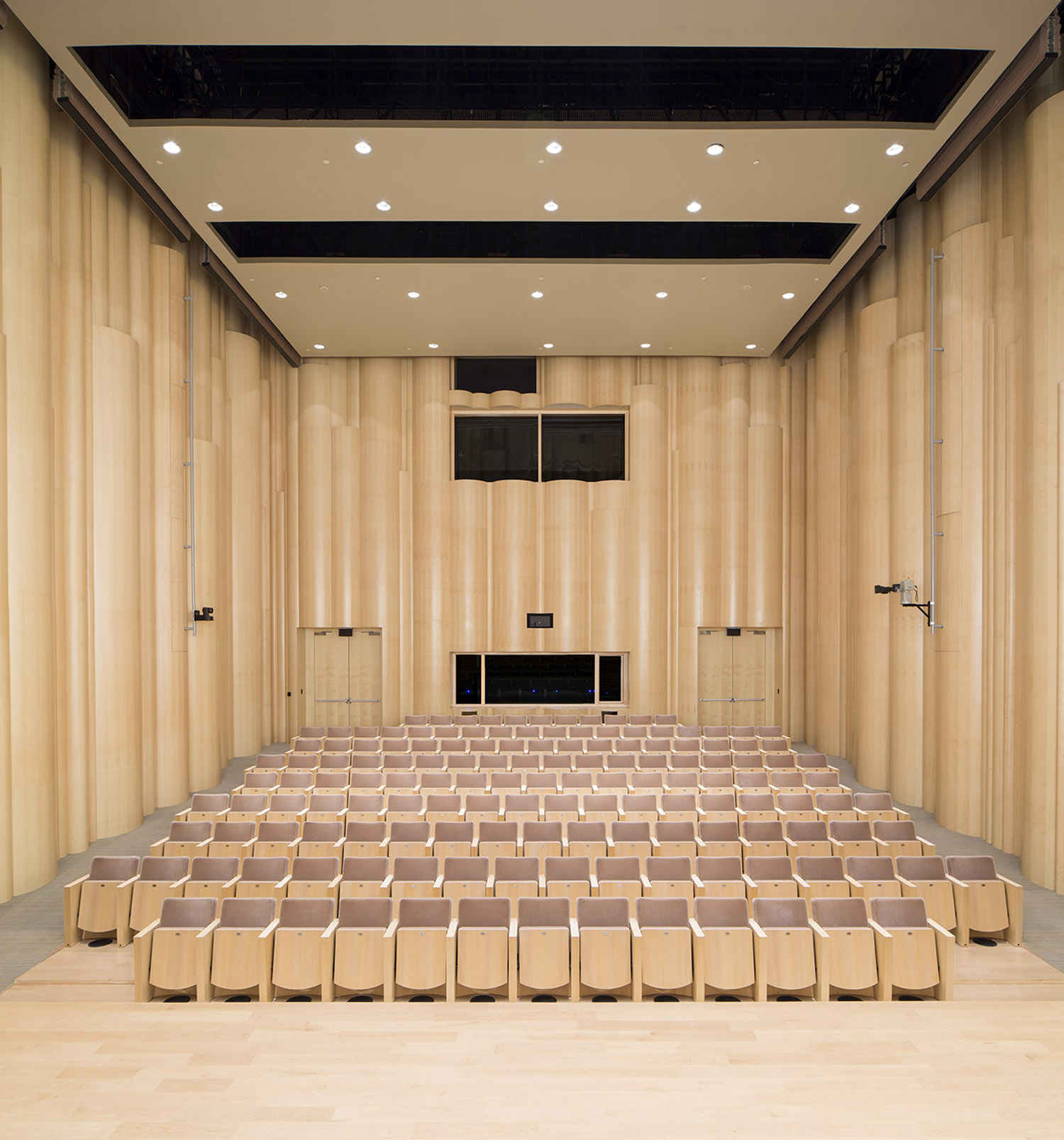 The 150-seat recital hall is an intimate space that unites performer and audience in a single volume. It is used for chamber music, recitals,poetry recitations, lectures and symposia 