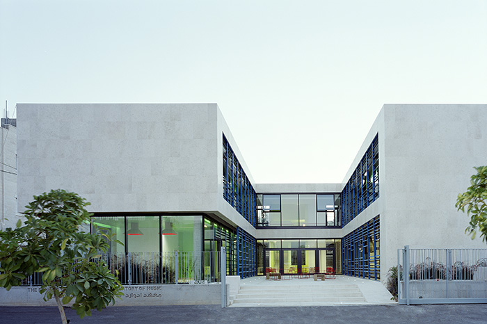 The large glazed windows emphasizes the public institutional aspect of the building 