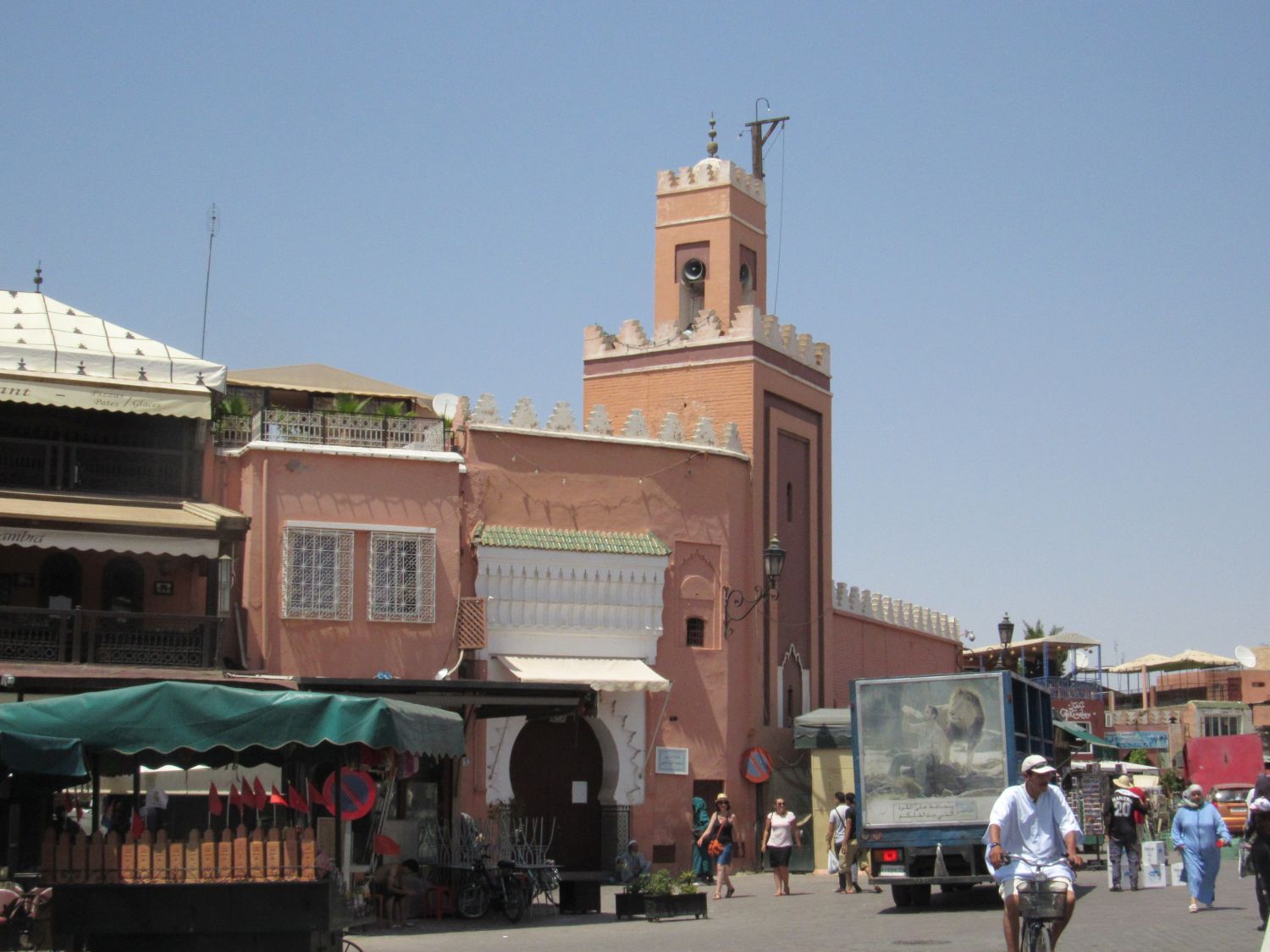 Exterior view of the portal and minaret from the square