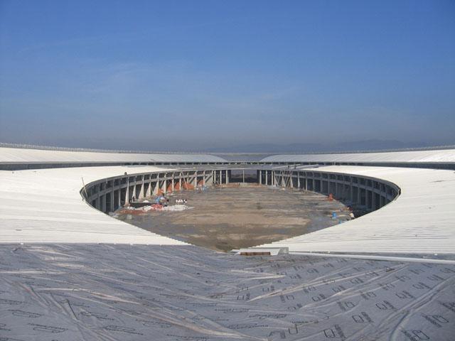 The eye-shaped central opening ensures the natural lighting and ventilation of the building