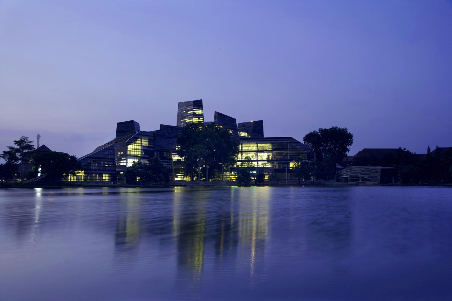 Central Library University - Night view from the lake