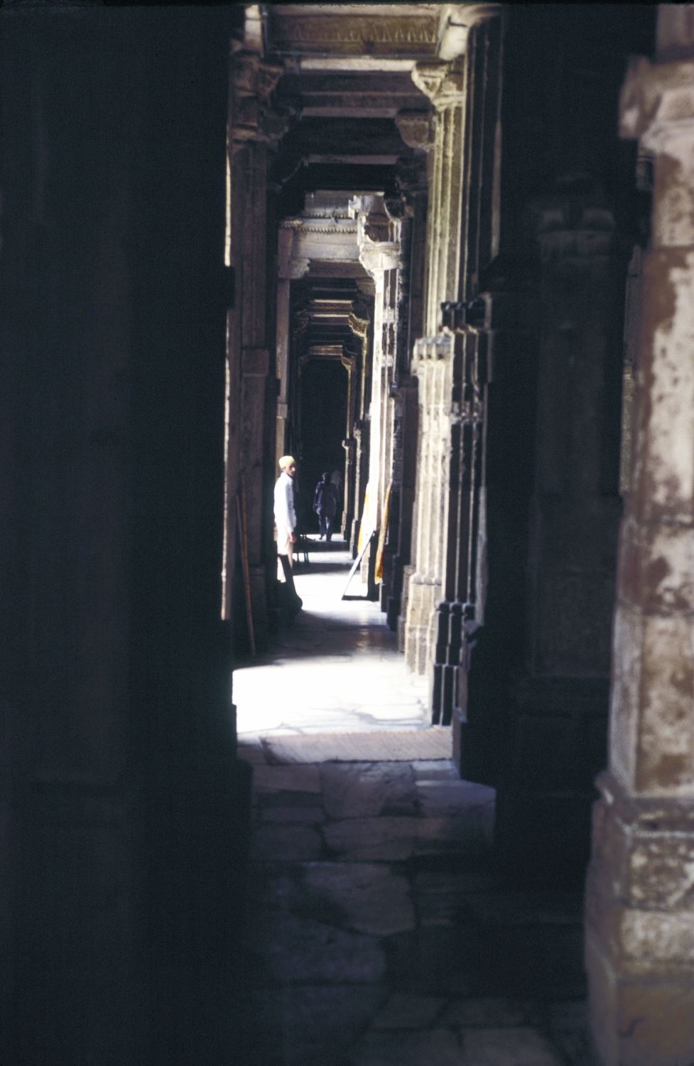Prayer hall: view down an aisle between columns.&nbsp;