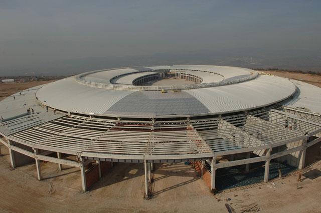 The architects found that the panoptical stadium form is as appropriate to the activities of a market as to a football match